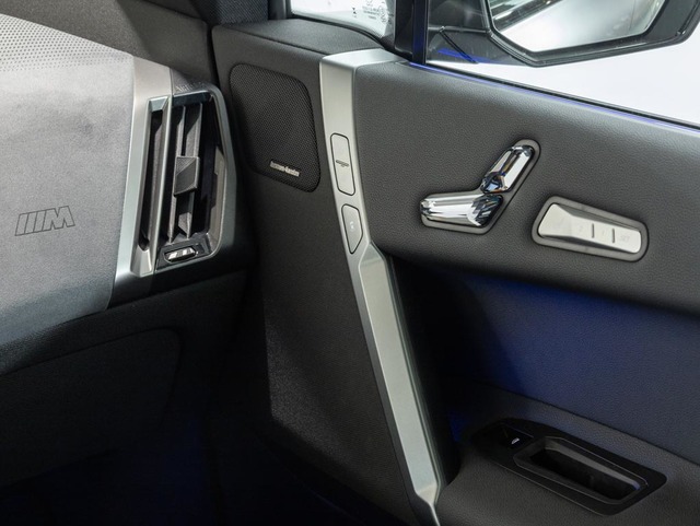 BMW iX xDrive45 color Gris. Año 2025. 300KW(408CV). Eléctrico. En concesionario Oliva Motor Girona de Girona
