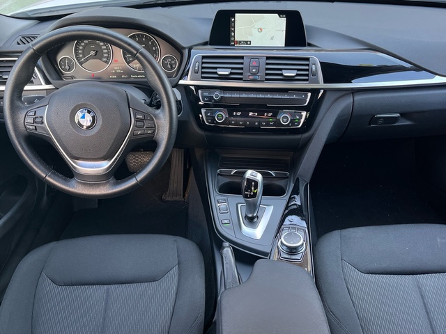 BMW Serie 3 320i color Blanco. Año 2018. 135KW(184CV). Gasolina. En concesionario Celtamotor Vigo de Pontevedra