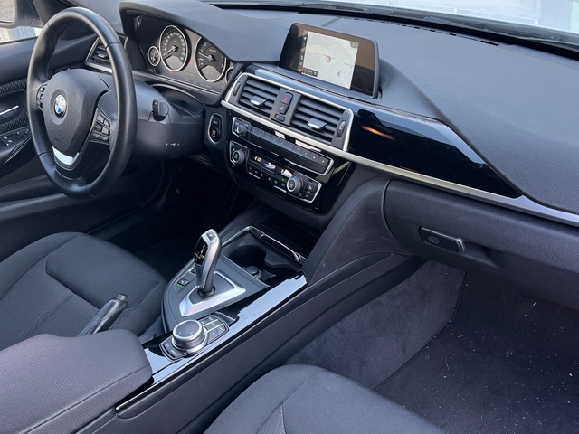 BMW Serie 3 320i color Blanco. Año 2018. 135KW(184CV). Gasolina. En concesionario Celtamotor Vigo de Pontevedra
