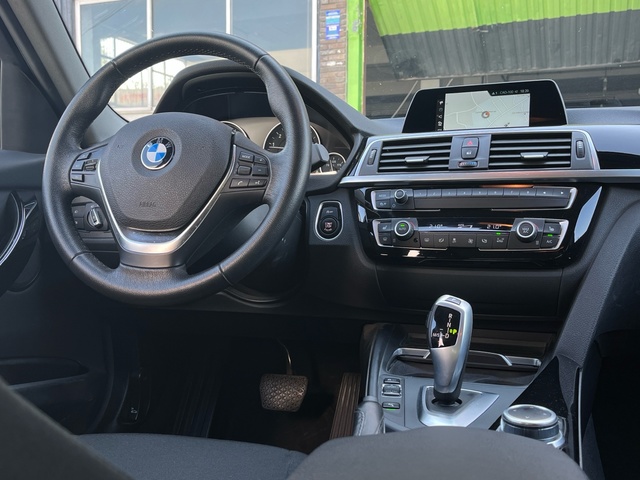 BMW Serie 3 320i color Blanco. Año 2018. 135KW(184CV). Gasolina. En concesionario Celtamotor Vigo de Pontevedra