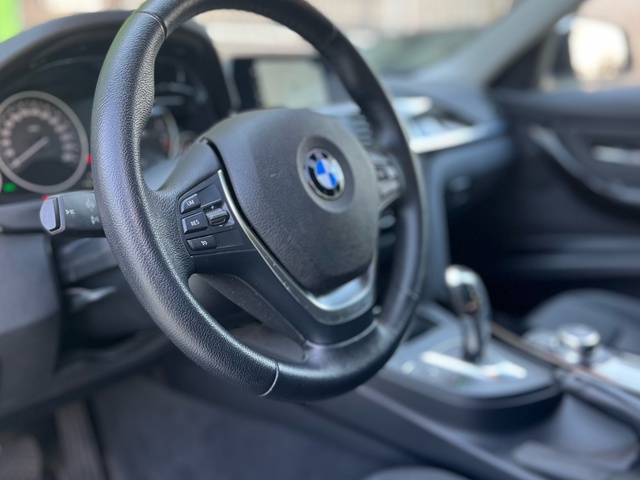 BMW Serie 3 320i color Blanco. Año 2018. 135KW(184CV). Gasolina. En concesionario Celtamotor Vigo de Pontevedra