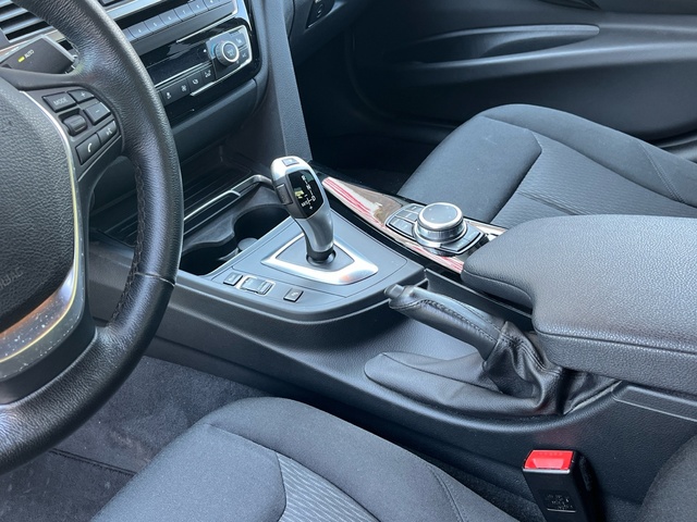 BMW Serie 3 320i color Blanco. Año 2018. 135KW(184CV). Gasolina. En concesionario Celtamotor Vigo de Pontevedra
