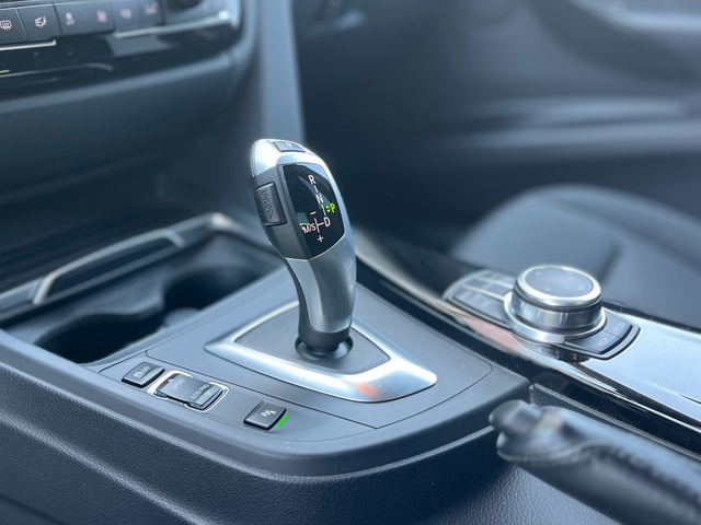 BMW Serie 3 320i color Blanco. Año 2018. 135KW(184CV). Gasolina. En concesionario Celtamotor Vigo de Pontevedra