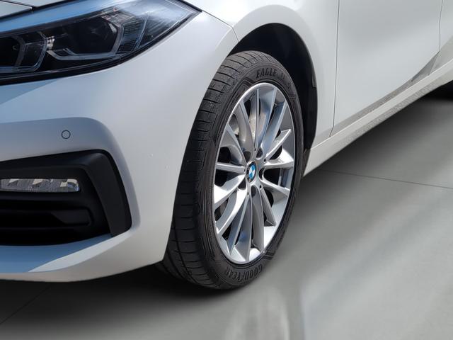 BMW Serie 1 118i color Blanco. Año 2024. 103KW(140CV). Gasolina. En concesionario Automotor Premium Velázquez - Málaga de Málaga