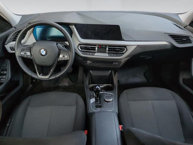 BMW Serie 1 118i color Blanco. Año 2024. 103KW(140CV). Gasolina. En concesionario Automotor Premium Velázquez - Málaga de Málaga