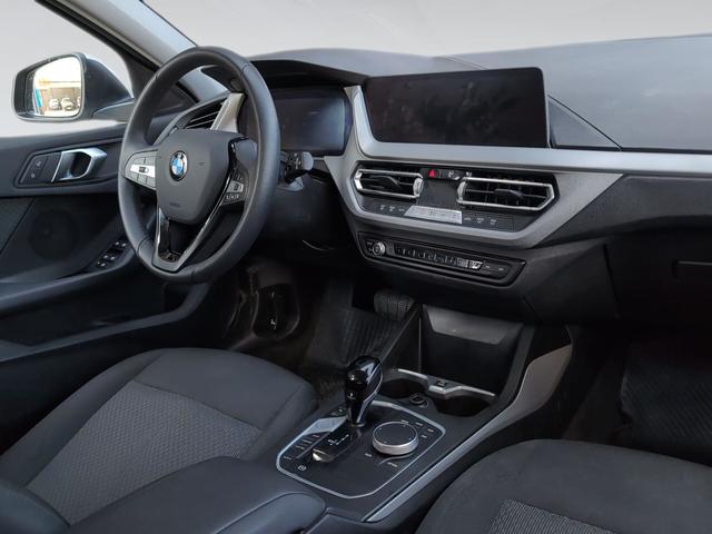 BMW Serie 1 118i color Blanco. Año 2024. 103KW(140CV). Gasolina. En concesionario Automotor Premium Velázquez - Málaga de Málaga