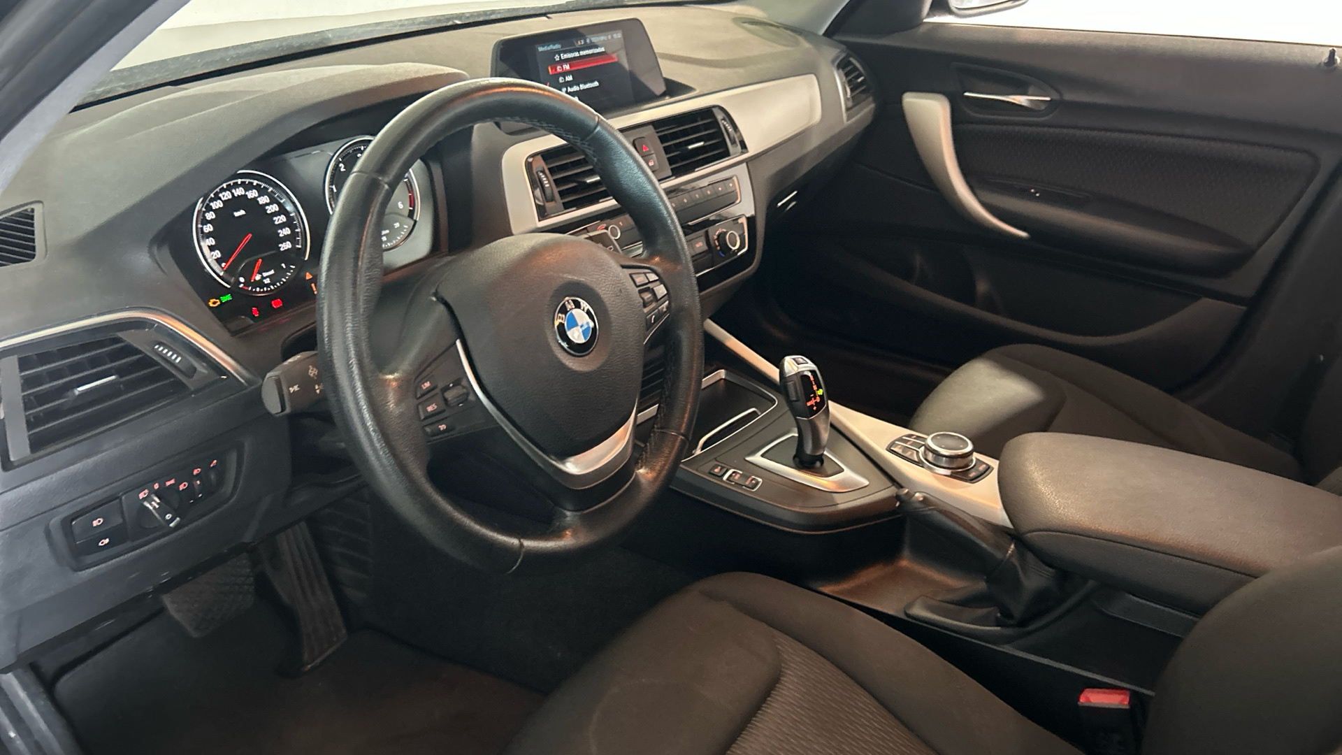 BMW Serie 1 116d color Negro. Año 2018. 85KW(116CV). Diésel. En concesionario BYmyCAR Madrid - Alcalá de Madrid