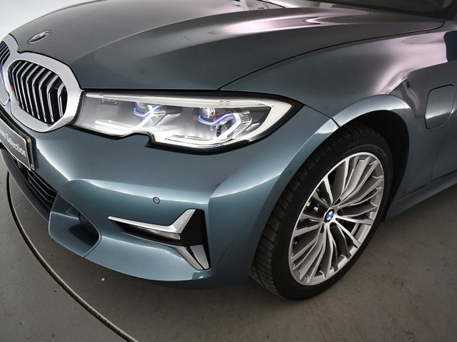 BMW Serie 3 330e color Azul. Año 2021. 215KW(292CV). Híbrido Electro/Gasolina. En concesionario BYmyCAR Madrid - Alcalá de Madrid