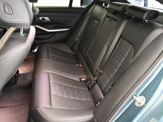 BMW Serie 3 330e color Azul. Año 2021. 215KW(292CV). Híbrido Electro/Gasolina. En concesionario BYmyCAR Madrid - Alcalá de Madrid