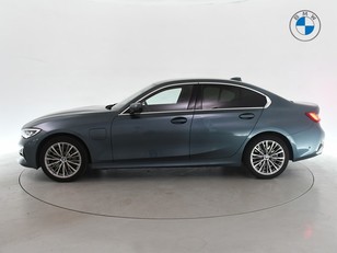 Fotos de BMW Serie 3 330e color Azul. Año 2021. 215KW(292CV). Híbrido Electro/Gasolina. En concesionario BYmyCAR Madrid - Alcalá de Madrid