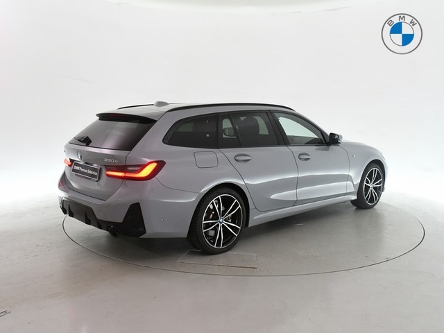 BMW Serie 3 330e Touring color Gris. Año 2024. 215KW(292CV). Híbrido Electro/Gasolina. En concesionario BYmyCAR Madrid - Alcalá de Madrid