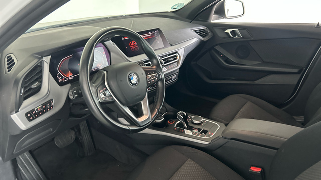 BMW Serie 1 118d color Blanco. Año 2021. 110KW(150CV). Diésel. En concesionario BYmyCAR Madrid - Alcalá de Madrid