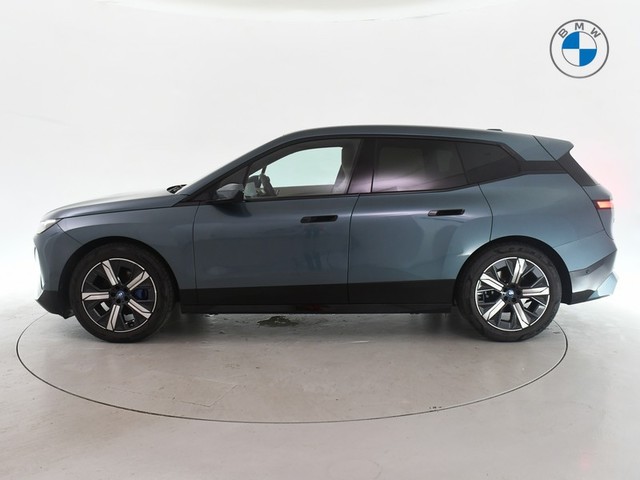 BMW iX xDrive40 color Azul. Año 2023. 240KW(326CV). Eléctrico. En concesionario BYmyCAR Madrid - Alcalá de Madrid