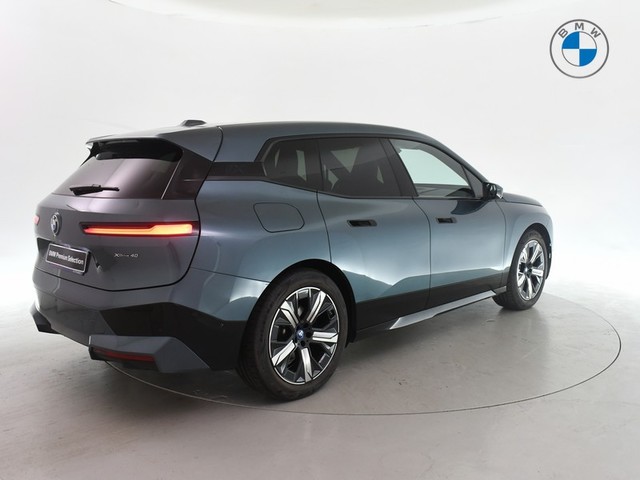 BMW iX xDrive40 color Azul. Año 2023. 240KW(326CV). Eléctrico. En concesionario BYmyCAR Madrid - Alcalá de Madrid
