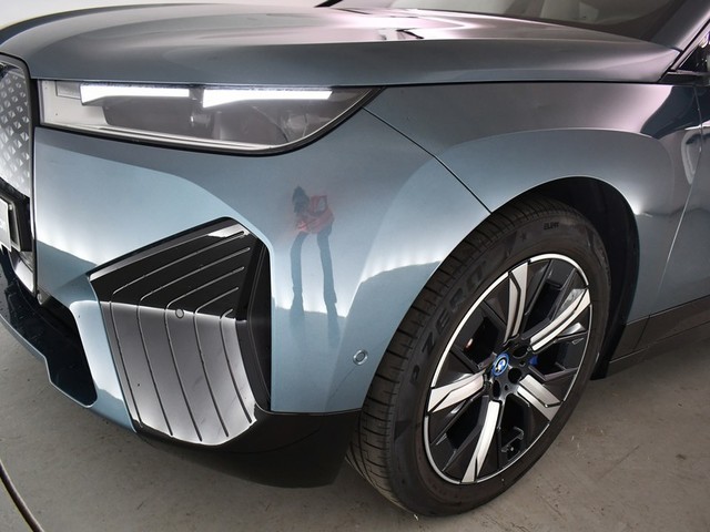 BMW iX xDrive40 color Azul. Año 2023. 240KW(326CV). Eléctrico. En concesionario BYmyCAR Madrid - Alcalá de Madrid