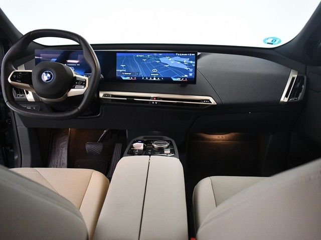 BMW iX xDrive40 color Azul. Año 2023. 240KW(326CV). Eléctrico. En concesionario BYmyCAR Madrid - Alcalá de Madrid