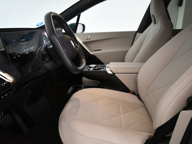 BMW iX xDrive40 color Azul. Año 2023. 240KW(326CV). Eléctrico. En concesionario BYmyCAR Madrid - Alcalá de Madrid