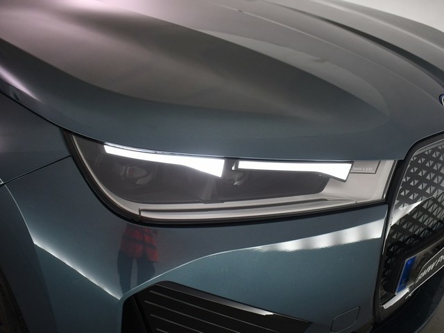BMW iX xDrive40 color Azul. Año 2023. 240KW(326CV). Eléctrico. En concesionario BYmyCAR Madrid - Alcalá de Madrid