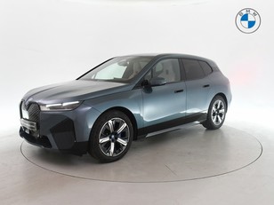 Fotos de BMW iX xDrive40 color Azul. Año 2023. 240KW(326CV). Eléctrico. En concesionario BYmyCAR Madrid - Alcalá de Madrid