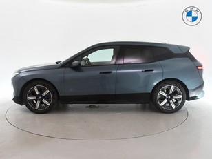 Fotos de BMW iX xDrive40 color Azul. Año 2023. 240KW(326CV). Eléctrico. En concesionario BYmyCAR Madrid - Alcalá de Madrid