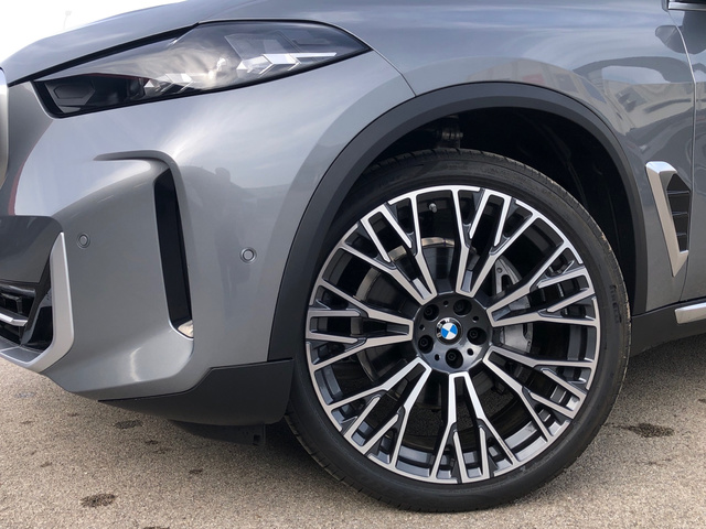 BMW X5 xDrive40i color Gris. Año 2025. 280KW(381CV). Gasolina. En concesionario Vehinter Getafe de Madrid