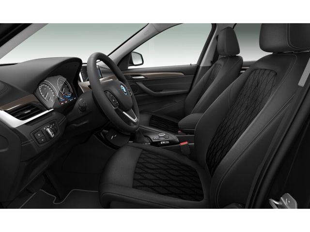 BMW X1 xDrive25e color Negro. Año 2022. 162KW(220CV). Híbrido Electro/Gasolina. En concesionario San Rafael Motor LUCENA, S.L. de Córdoba