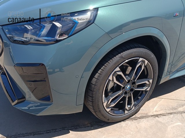 BMW iX2 eDrive20 color Verde. Año 2024. 150KW(204CV). Eléctrico. En concesionario TACO de Sta. C. Tenerife
