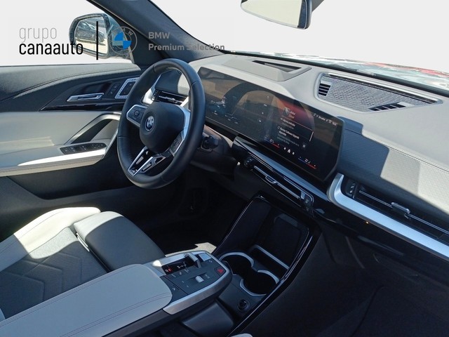 BMW iX2 eDrive20 color Verde. Año 2024. 150KW(204CV). Eléctrico. En concesionario TACO de Sta. C. Tenerife