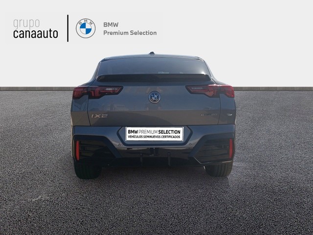 BMW iX2 eDrive20 color Gris. Año 2024. 150KW(204CV). Eléctrico. En concesionario TACO de Sta. C. Tenerife