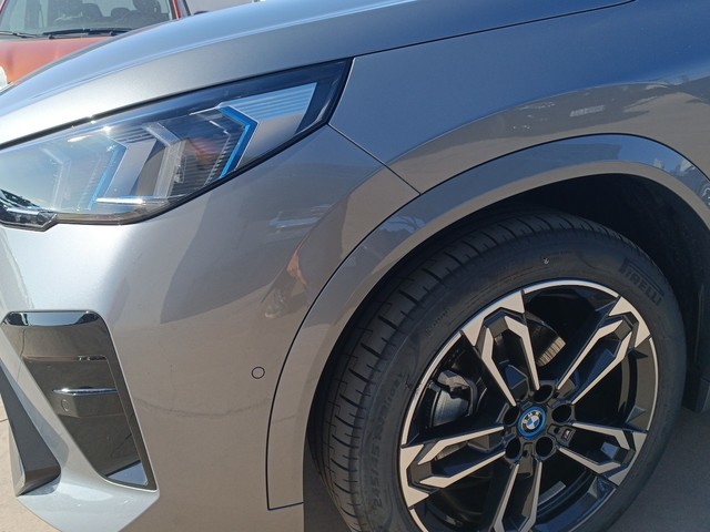 BMW iX2 eDrive20 color Gris. Año 2024. 150KW(204CV). Eléctrico. En concesionario TACO de Sta. C. Tenerife