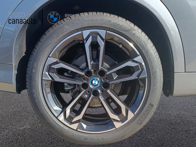 BMW iX2 eDrive20 color Gris. Año 2024. 150KW(204CV). Eléctrico. En concesionario TACO de Sta. C. Tenerife