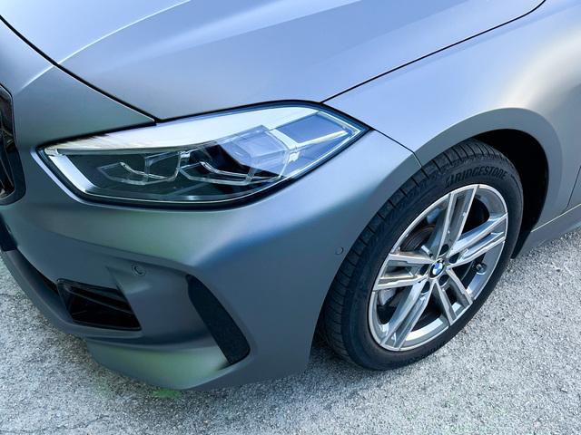 BMW Serie 1 118d color Gris. Año 2024. 110KW(150CV). Diésel. En concesionario Celtamotor Vigo de Pontevedra
