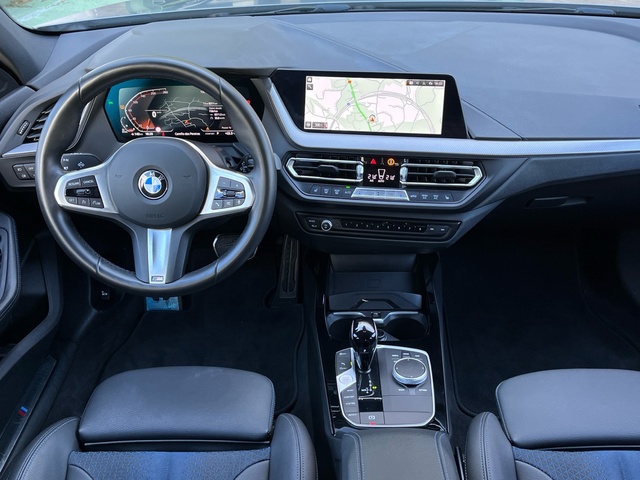 BMW Serie 1 118d color Gris. Año 2024. 110KW(150CV). Diésel. En concesionario Celtamotor Vigo de Pontevedra