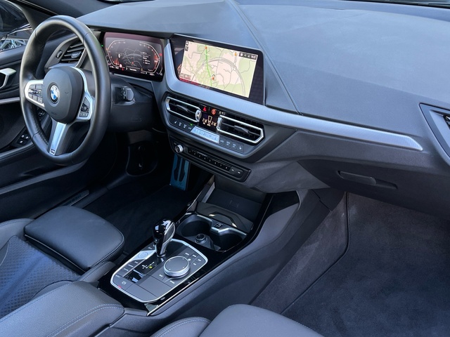 BMW Serie 1 118d color Gris. Año 2024. 110KW(150CV). Diésel. En concesionario Celtamotor Vigo de Pontevedra