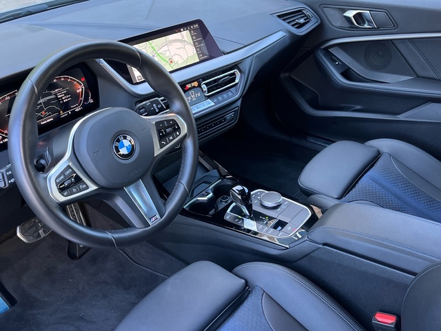 BMW Serie 1 118d color Gris. Año 2024. 110KW(150CV). Diésel. En concesionario Celtamotor Vigo de Pontevedra