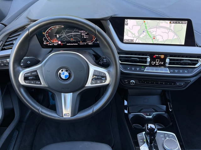 BMW Serie 1 118d color Gris. Año 2024. 110KW(150CV). Diésel. En concesionario Celtamotor Vigo de Pontevedra