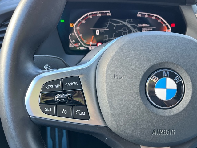 BMW Serie 1 118d color Gris. Año 2024. 110KW(150CV). Diésel. En concesionario Celtamotor Vigo de Pontevedra