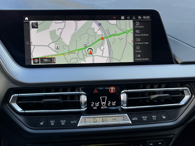 BMW Serie 1 118d color Gris. Año 2024. 110KW(150CV). Diésel. En concesionario Celtamotor Vigo de Pontevedra