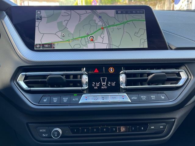 BMW Serie 1 118d color Gris. Año 2024. 110KW(150CV). Diésel. En concesionario Celtamotor Vigo de Pontevedra