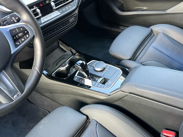 BMW Serie 1 118d color Gris. Año 2024. 110KW(150CV). Diésel. En concesionario Celtamotor Vigo de Pontevedra