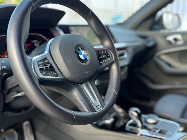 BMW Serie 1 118d color Gris. Año 2024. 110KW(150CV). Diésel. En concesionario Celtamotor Vigo de Pontevedra