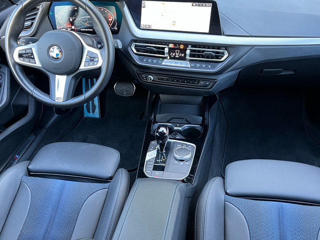 BMW Serie 1 118d color Gris. Año 2024. 110KW(150CV). Diésel. En concesionario Celtamotor Vigo de Pontevedra