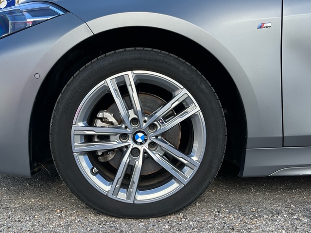 BMW Serie 1 118d color Gris. Año 2024. 110KW(150CV). Diésel. En concesionario Celtamotor Vigo de Pontevedra