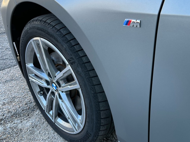 BMW Serie 1 118d color Gris. Año 2024. 110KW(150CV). Diésel. En concesionario Celtamotor Vigo de Pontevedra