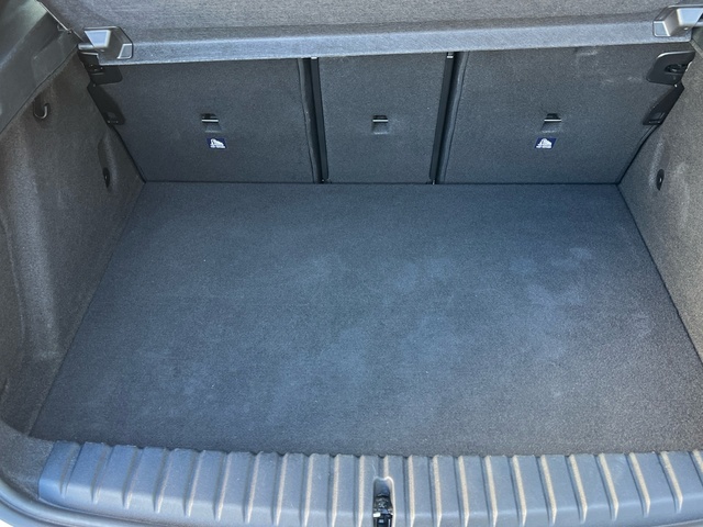 BMW Serie 1 118d color Gris. Año 2024. 110KW(150CV). Diésel. En concesionario Celtamotor Vigo de Pontevedra