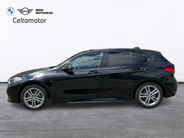 BMW Serie 1 118d color Negro. Año 2024. 110KW(150CV). Diésel. En concesionario Celtamotor Vigo de Pontevedra