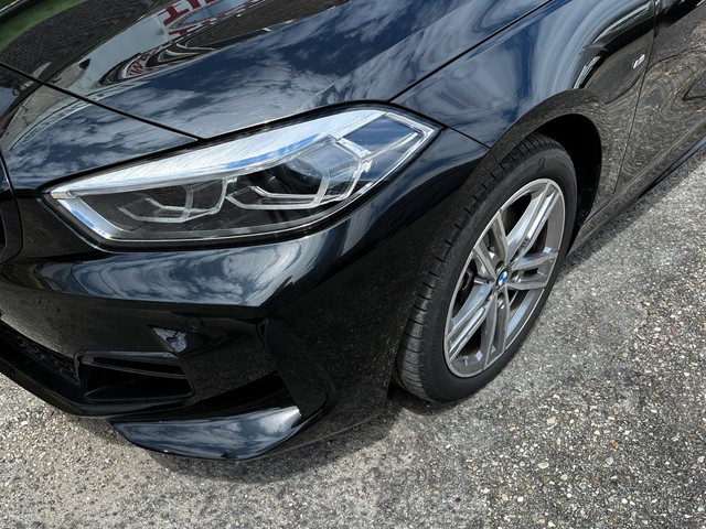 BMW Serie 1 118d color Negro. Año 2024. 110KW(150CV). Diésel. En concesionario Celtamotor Vigo de Pontevedra