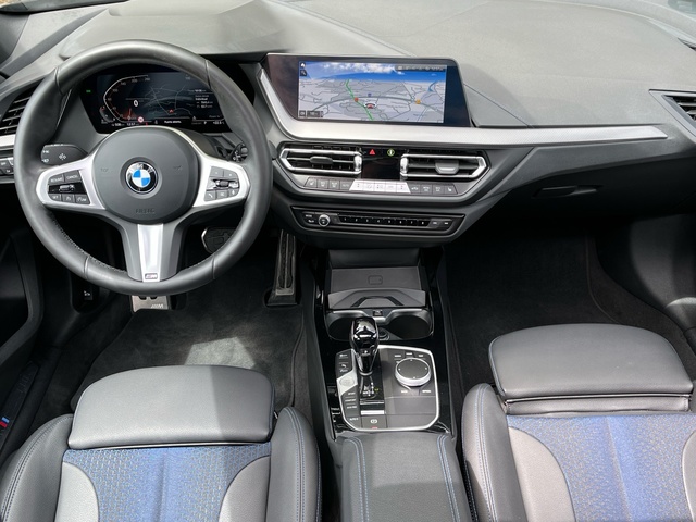 BMW Serie 1 118d color Negro. Año 2024. 110KW(150CV). Diésel. En concesionario Celtamotor Vigo de Pontevedra