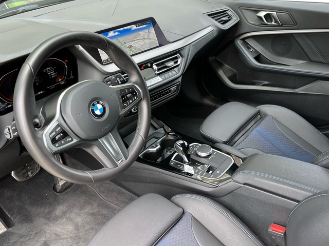 BMW Serie 1 118d color Negro. Año 2024. 110KW(150CV). Diésel. En concesionario Celtamotor Vigo de Pontevedra