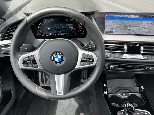 BMW Serie 1 118d color Negro. Año 2024. 110KW(150CV). Diésel. En concesionario Celtamotor Vigo de Pontevedra